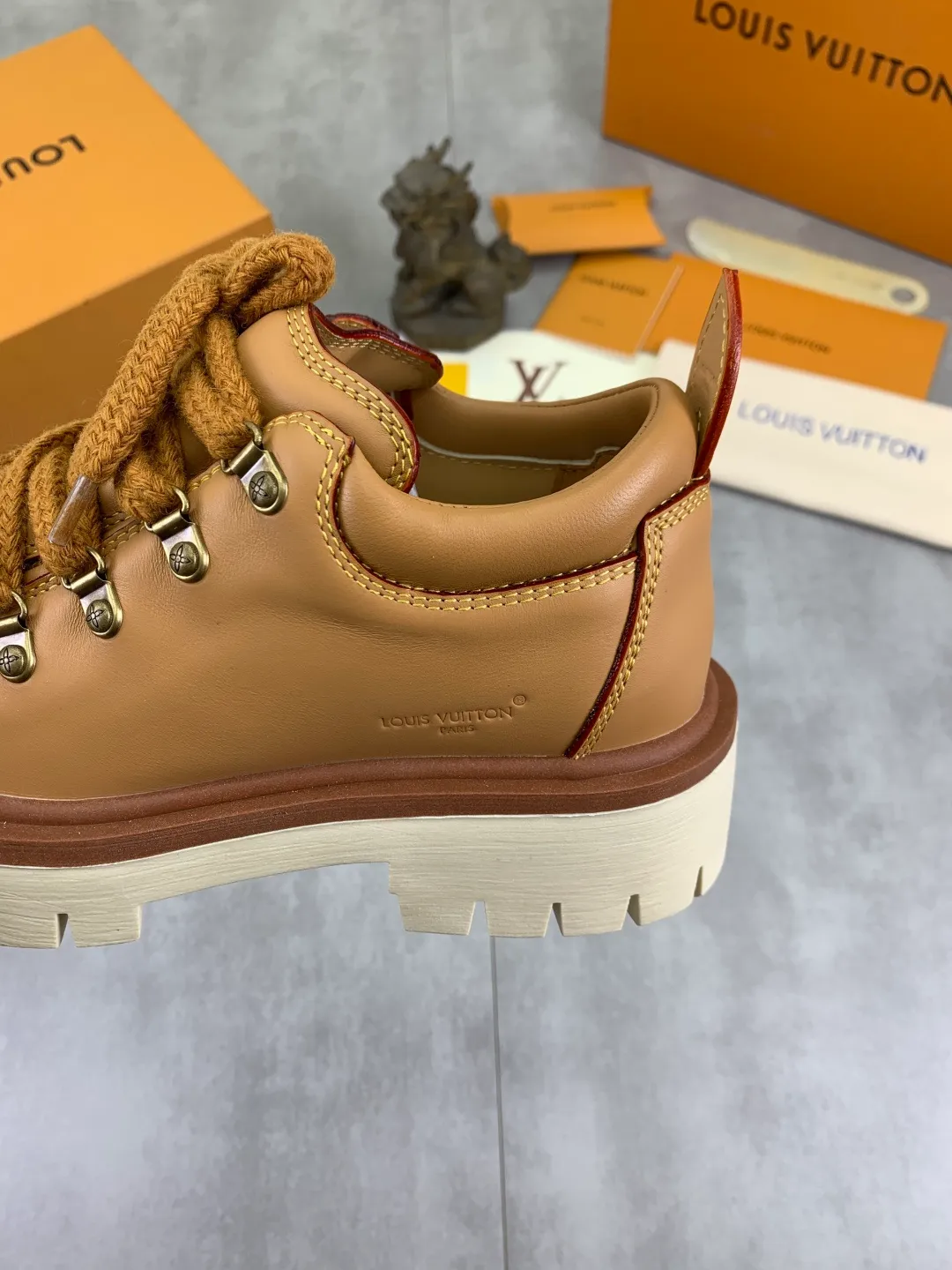 Men's shoes 💰P680 new LV | Louis Vuitton 🧡💚2025 autumn and winter new models, top version ⚠️ The counter features the latest LV REMIX lace-up mountaineering derby shoes, new hard goods 🆕 ❥BS purchasing level! Full of high-end feel! A popular model among bloggers at home and abroad, it’s retro and fashionable, and looks stunning on your feet! Mainly recommended models on the official website★ ━━━━━ ЅᏇєєt ━━━━━ ▪️Upper: top-grade first-layer cowhide ▪️Lining: imported sheepskin ▪️Outsole: original open-molded TPU non-slip outsole ▪️Sole height: 3.5cm ▪️Shoe size: Women 35-41 (41 customization is not returnable) Male 39-45 (46 customized, non-refundable)